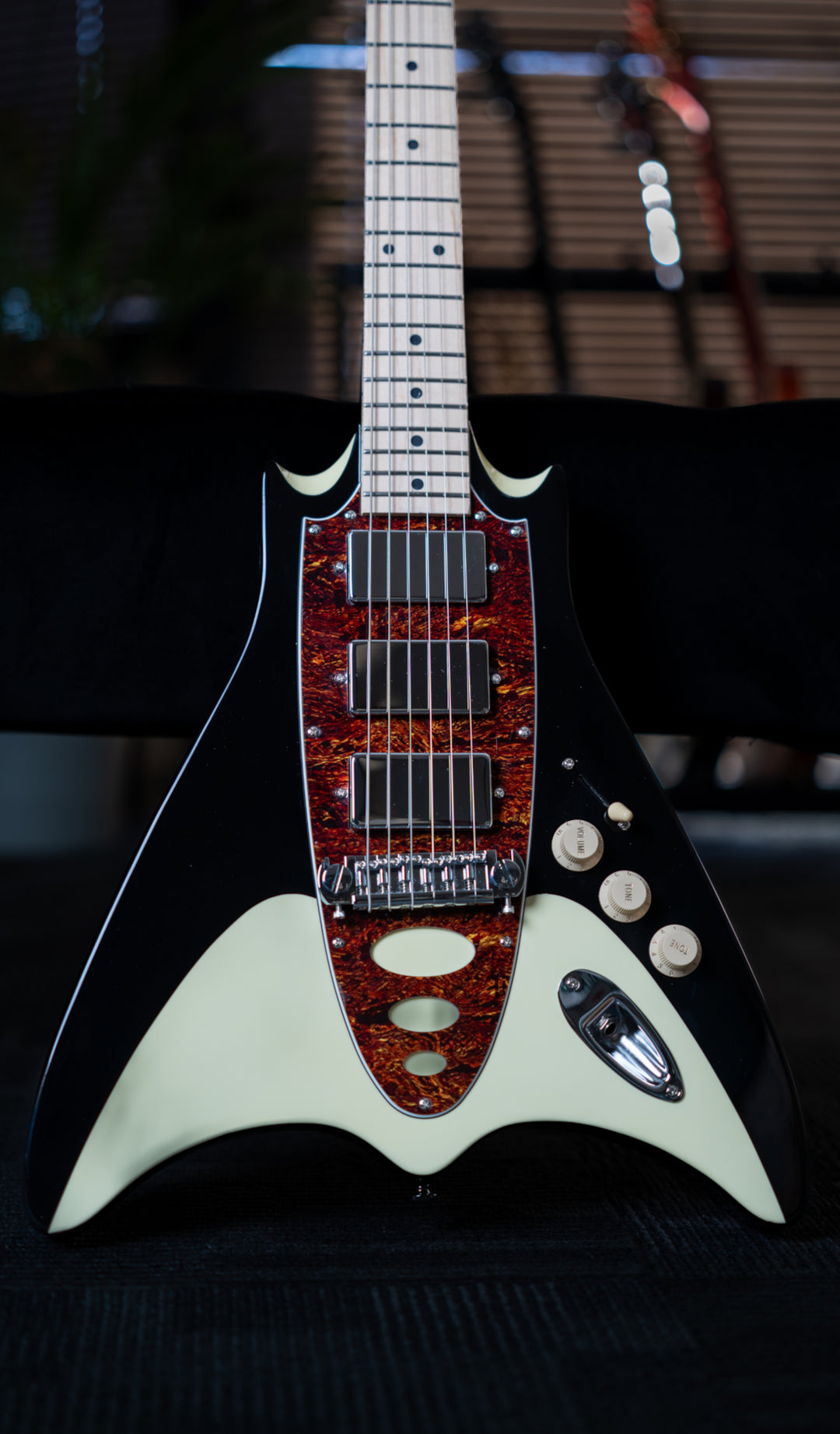 Backlund Super Vee Electric Guitar #color_black-creme